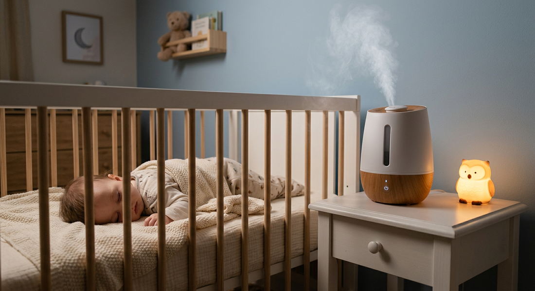 Humidificateur dans la chambre de bébé diffusant une brume fraîche près du lit