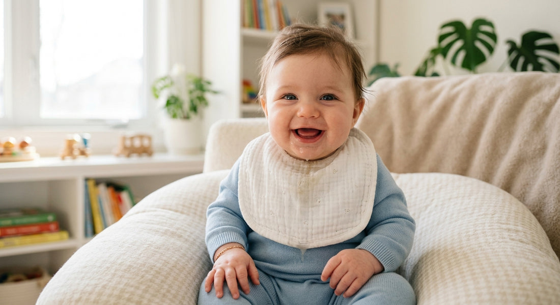 Bébé de 3 mois souriant avec un bavoir en coton absorbing la bave