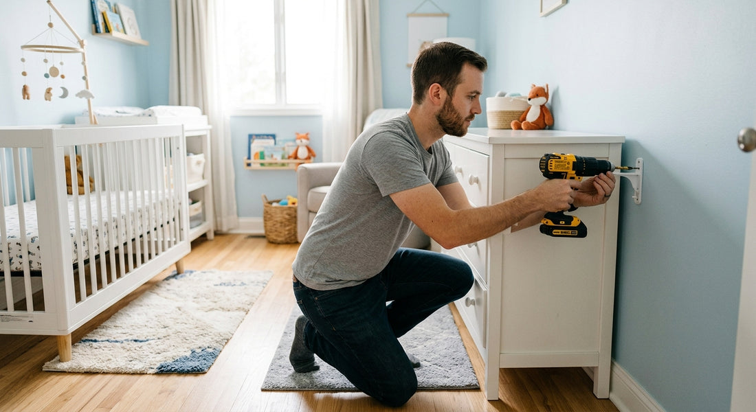 Parent fixant une sangle anti-basculement sur une commode de bébé — Securidou