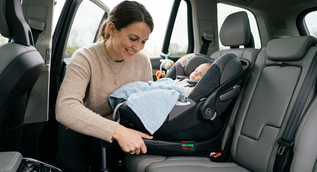 Parent verifiant installation Isofix siège auto bébé dans une voiture | Securidou