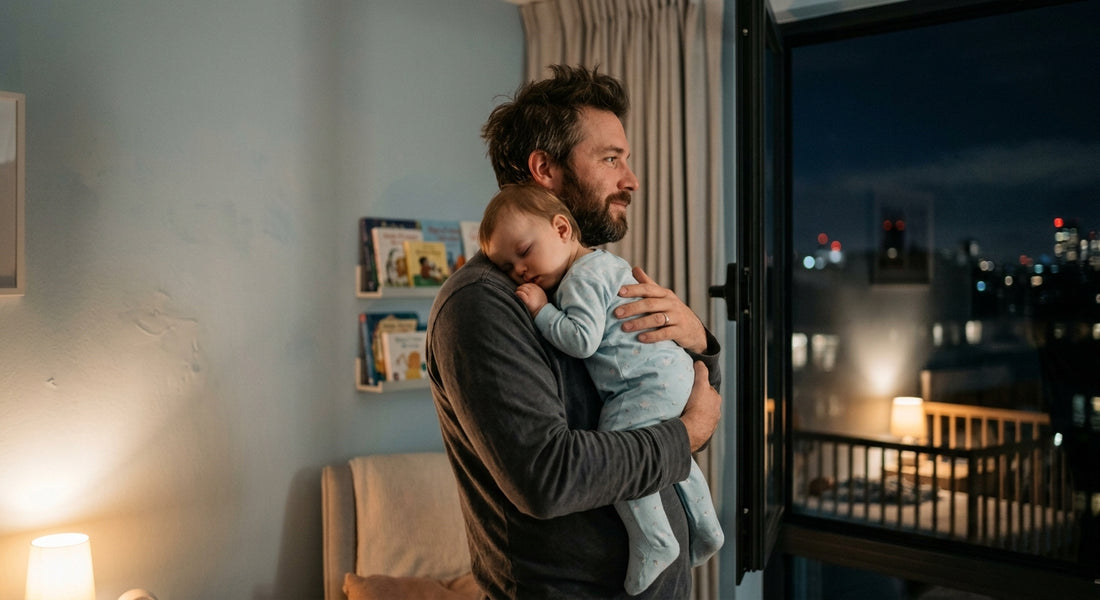 Parent tenant son bébé contre son epaule la nuit pres d une fenetre ouverte — Securidou
