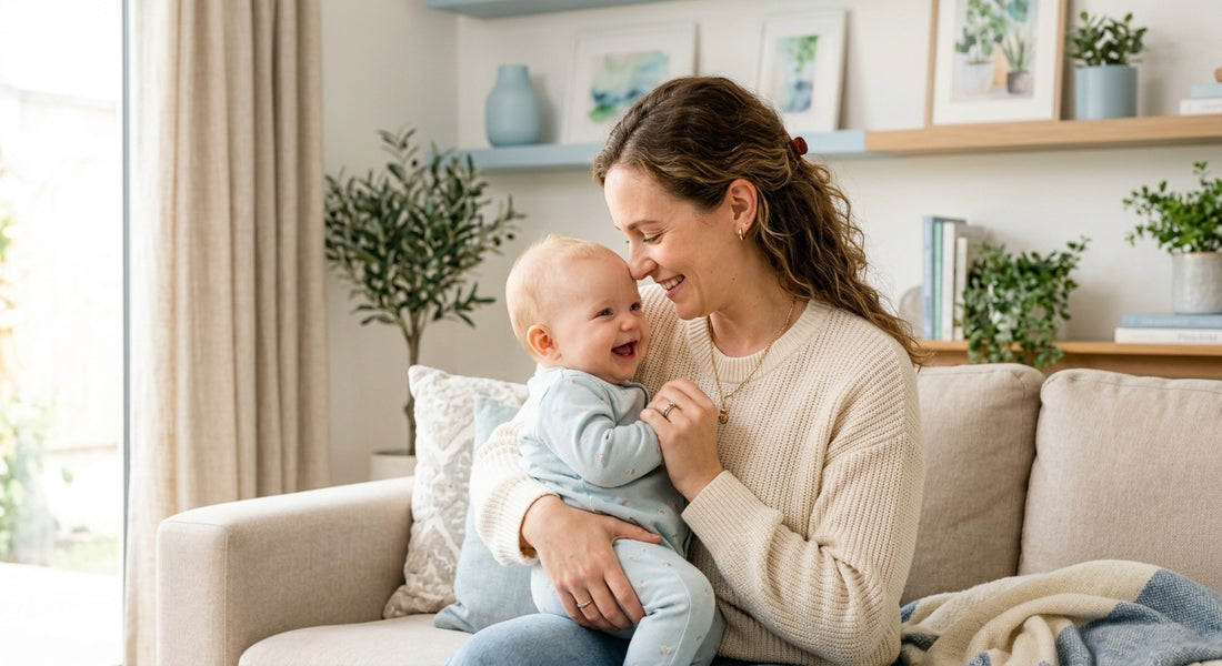 Parent et bébé dans un moment de complicite sécurisée
