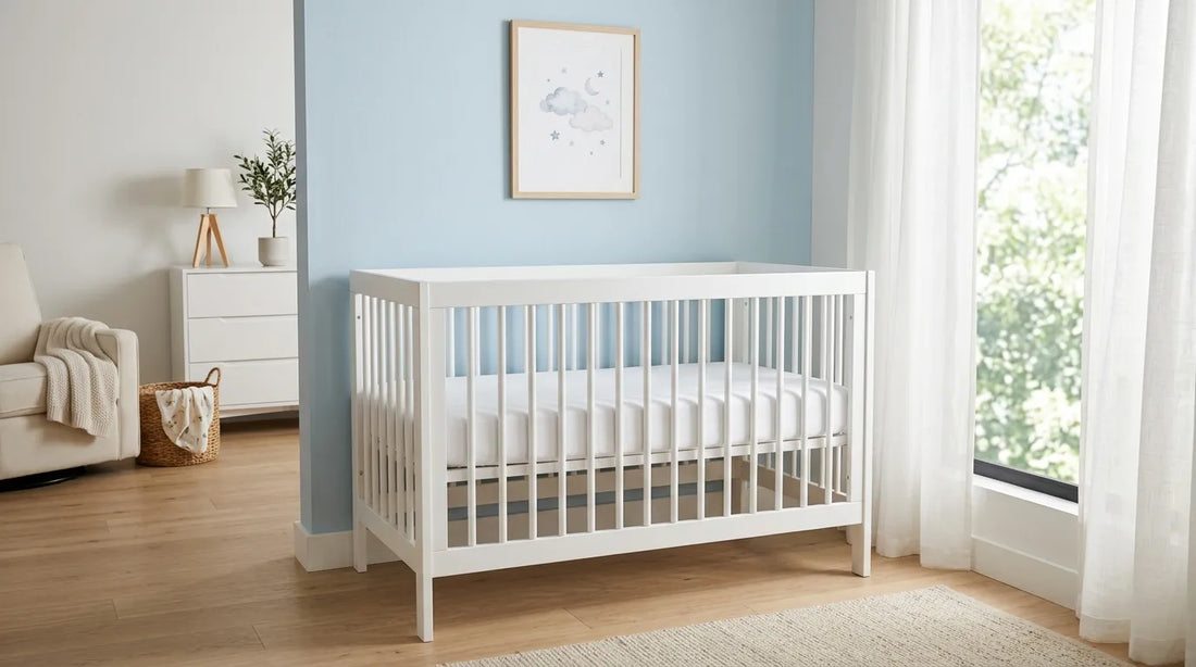 Lit à barreaux de bébé épuré sans tour de lit avec uniquement un drap-housse ajusté pour un sommeil sécurisé
