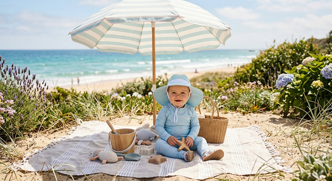 Bébé protège du soleil sous une ombrelle avec chapeau et vetements longs | Securidou