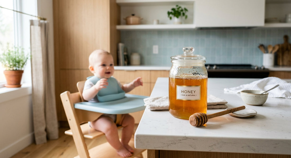 Pot de miel sur une table de cuisine avec un bébé curieux en arrière-plan