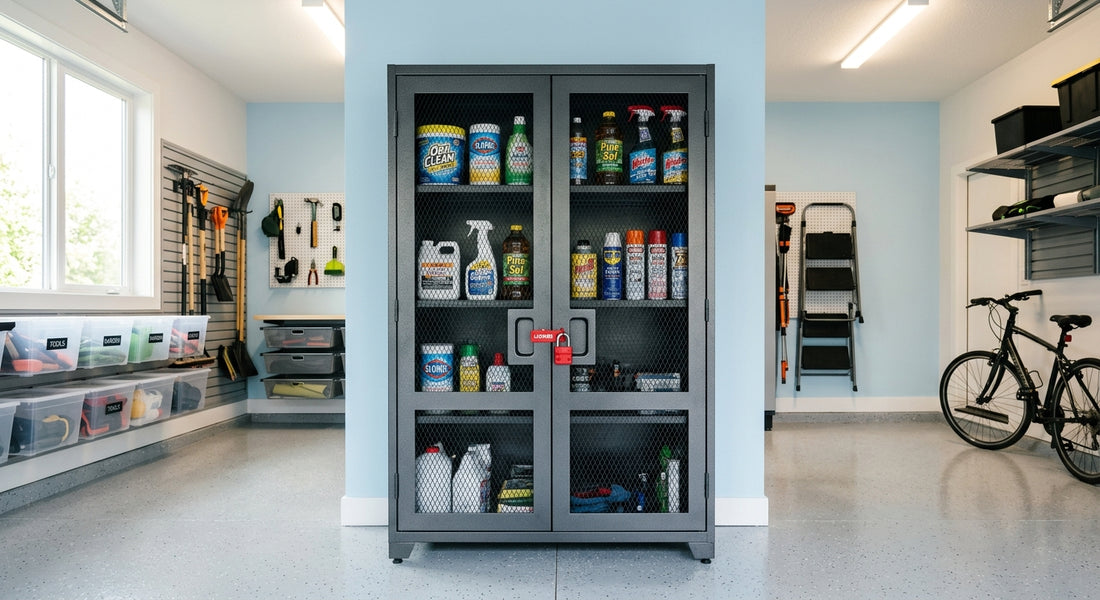 Armoire de garage verrouillée avec produits chimiques hors de portee — Securidou