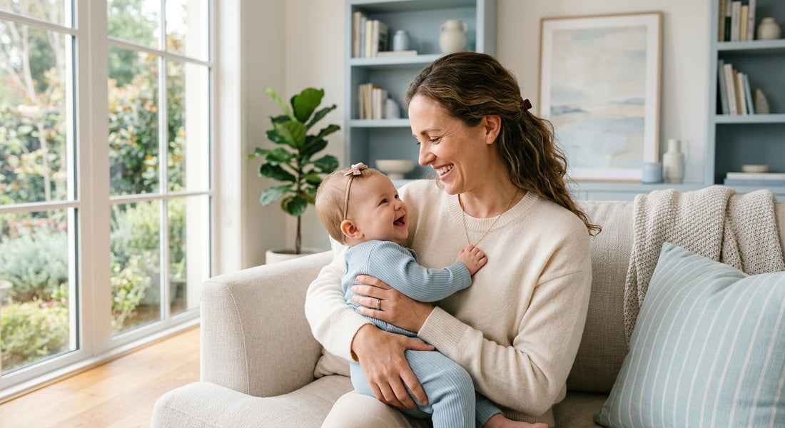 Parent et bébé dans un moment de complicite sécurisée