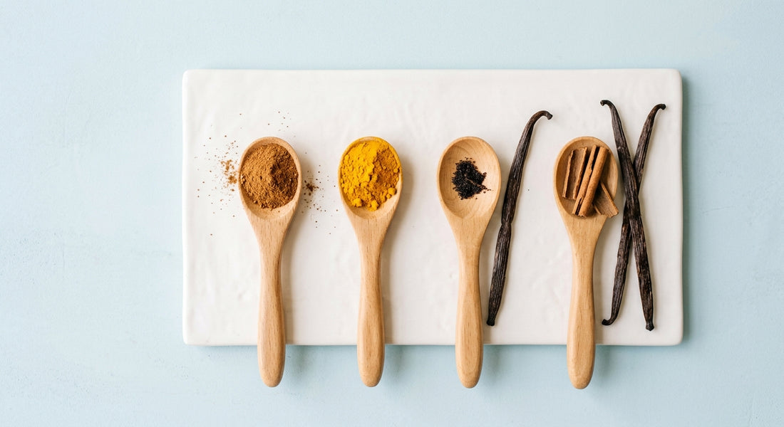 Cuillères d'épices douces (cannelle, curcuma, vanille) pour la cuisine de bébé dès 6 mois