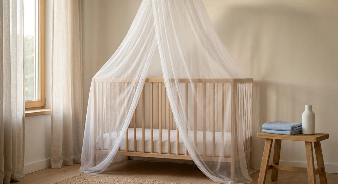 Moustiquaire fine installée au-dessus d'un lit de bébé pour le protéger des piqûres