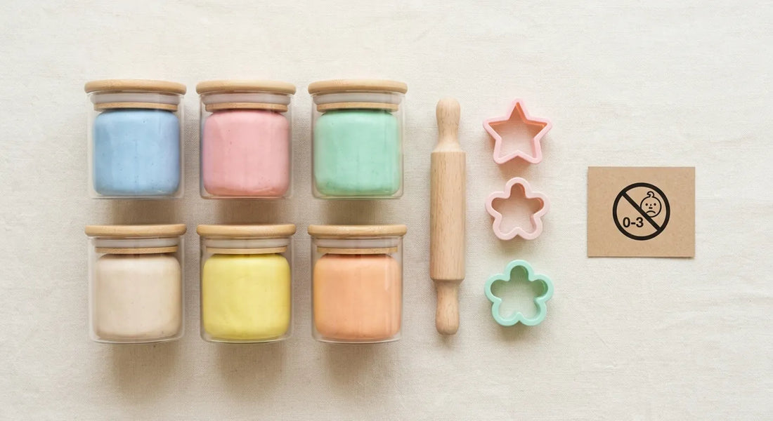 Pots de pâte à modeler colorée avec l'étiquetage d'âge 2 ans et plus sur l'emballage