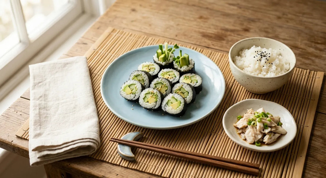 Makis concombre et avocat, bol de riz et poisson cuit émietté : un plateau japonais adapté à un jeune enfant