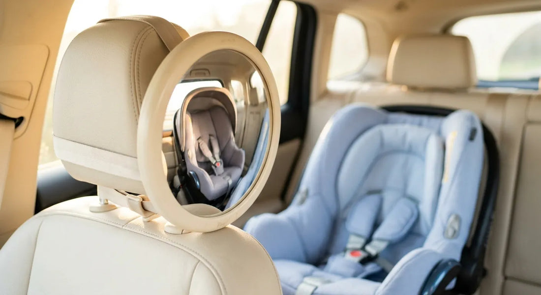 Installation d'un rétroviseur bébé convexe sur l'appuie-tête arrière pour surveiller bébé en siège auto dos à la route