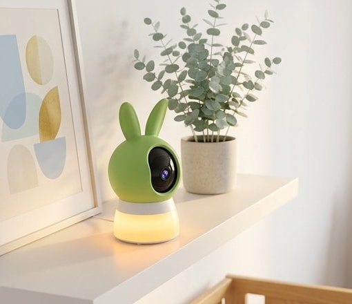 Babyphone vidéo Securidou posé sur une étagère, loin du lit de bébé