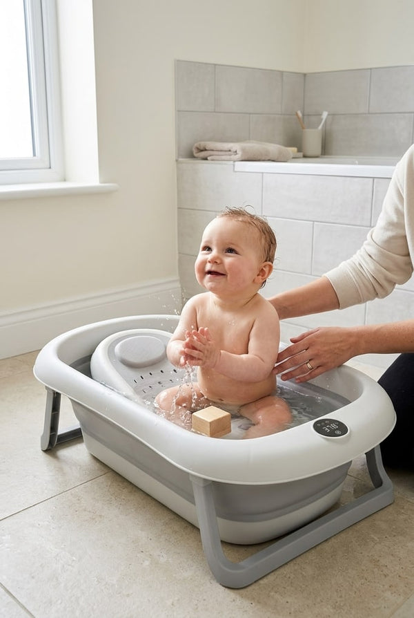 Bébé assis qui joue dans la baignoire pliante Securidou, son parent à côté