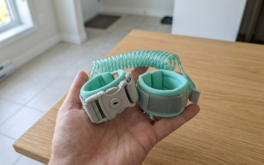 Lien spiralé replié et deux bracelets rembourrés vert menthe dans la paume d’une main