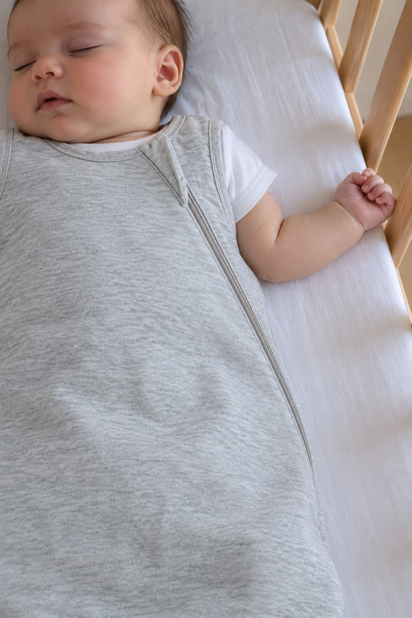 Bras de bébé dégagé hors de l’emmanchure de la gigoteuse sans manches Securidou