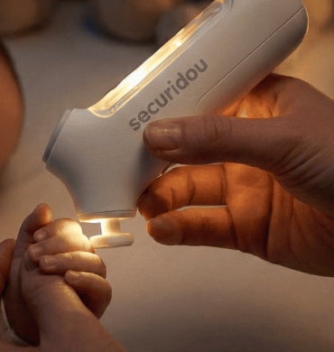 Tête allumée de la lime électrique Securidou sur les doigts d’un bébé