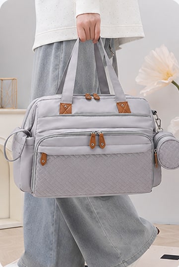 Sac à langer Securidou porté à la main