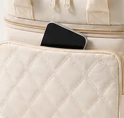 Téléphone glissé dans la poche avant du sac isotherme biberon Securidou