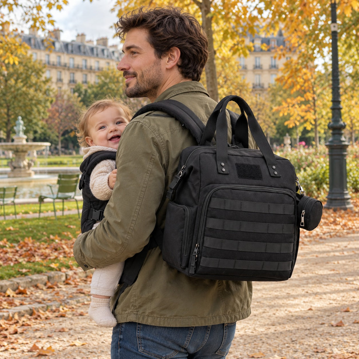 Papa qui marche, bébé en porte-bébé, sac à langer Securidou noir porté au dos
