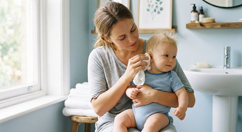 Bébé sent mauvais des oreilles : causes et solutions — Securidou