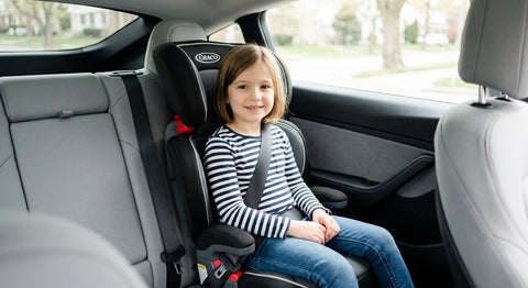 Enfant attache avec une ceinture de sécurité dans une voiture | Securidou