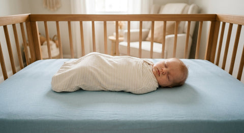 Bébé allonge sur le dos sur un matelas plat sans coussin de positionnement | Securidou