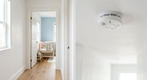 Détecteur de fumee installe au plafond pres de la chambre de bébé — Securidou