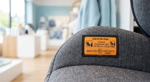 Etiquette norme R129 i-Size sur un siège auto bébé | Securidou