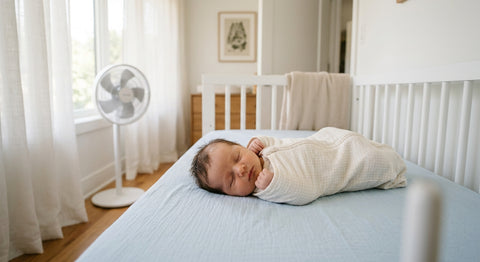 Bébé endormi paisiblement dans une gigoteuse legere en coton