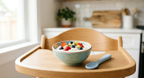 Yaourt nature dans un bol avec des fruits frais pour bébé