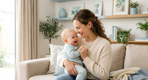 Parent et bébé dans un moment de complicite sécurisée