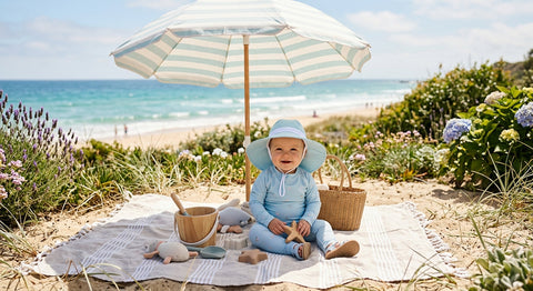 Bébé protège du soleil sous une ombrelle avec chapeau et vetements longs | Securidou