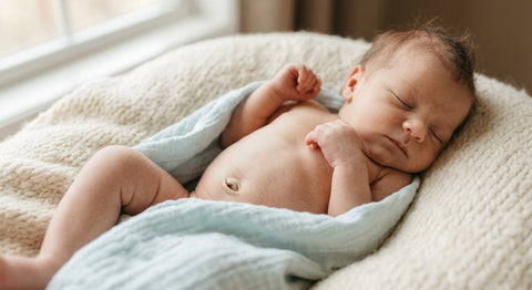 Bébé allongé sur le dos montrant un petit renflement ombilical au niveau du nombril