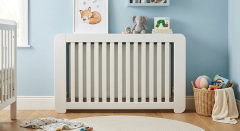 Grille de protection installee devant un radiateur dans une chambre bébé