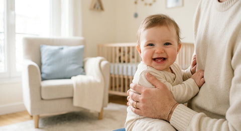 Bébé souriant montrant sa première dent de lait — Securidou