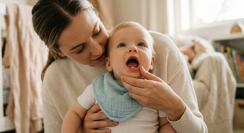 Parent observant la bouche ouverte de son bébé avec attention