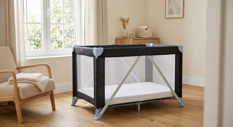 Lit parapluie bébé déplié avec matelas ferme et drap-housse ajusté conforme norme NF EN 716