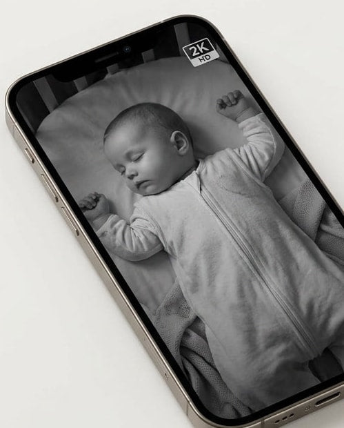 Téléphone qui affiche en noir et blanc un bébé endormi filmé par le babyphone Securidou
