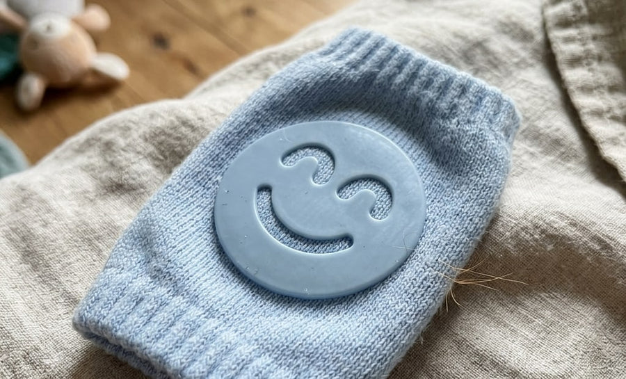Grip en silicone en forme de sourire sur une genouillère Securidou