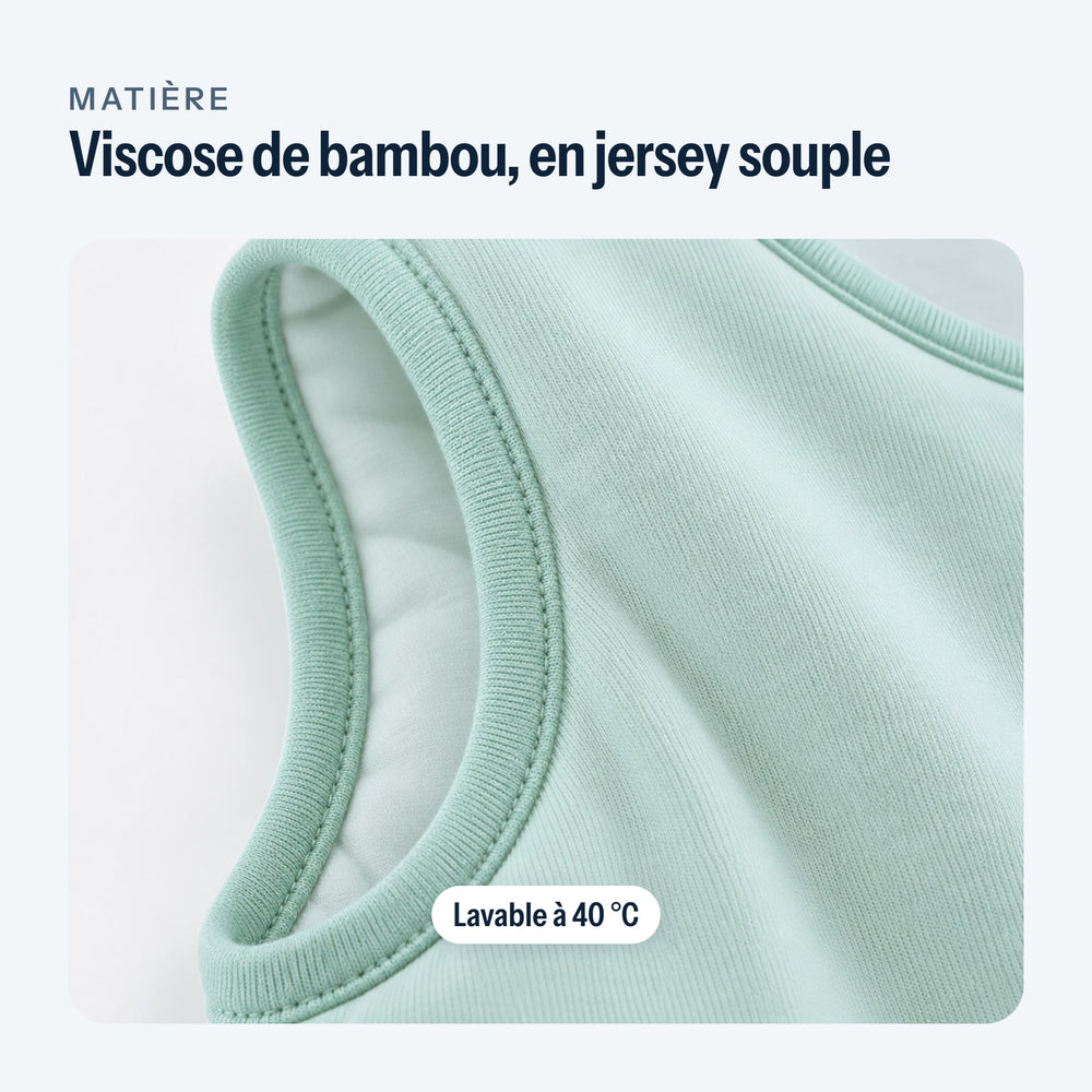 Gros plan du jersey en viscose de bambou et de l’emmanchure de la gigoteuse