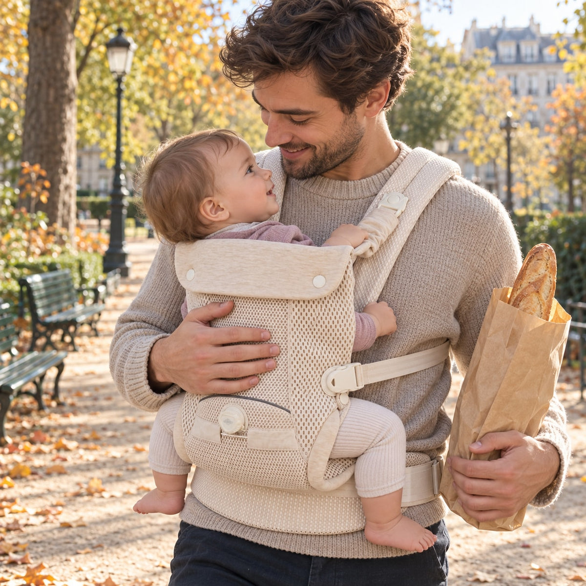 Père qui marche avec son bébé face à lui dans le porte-bébé ergonomique beige Securidou, mains libres