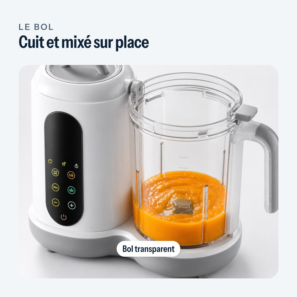 Bol transparent du robot cuiseur rempli de purée, lame visible au fond