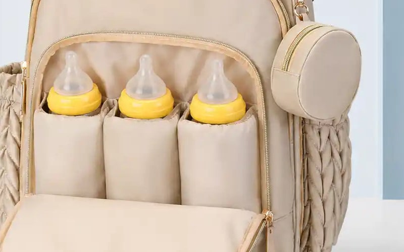 Poches isothermes du sac à dos à langer Securidou, trois biberons rangés
