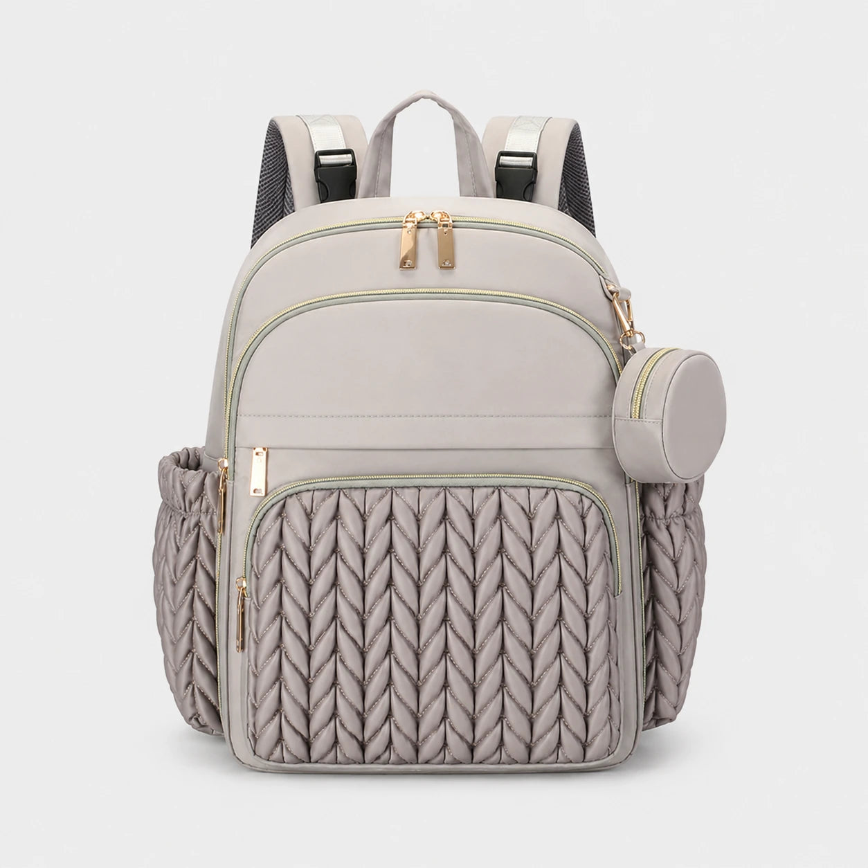 Sac à dos à langer Securidou gris taupe vu de face, façade matelassée tressée et pochette ronde assortie