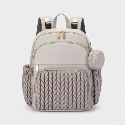 Sac à dos à langer Securidou gris taupe vu de face, façade matelassée tressée et pochette ronde assortie