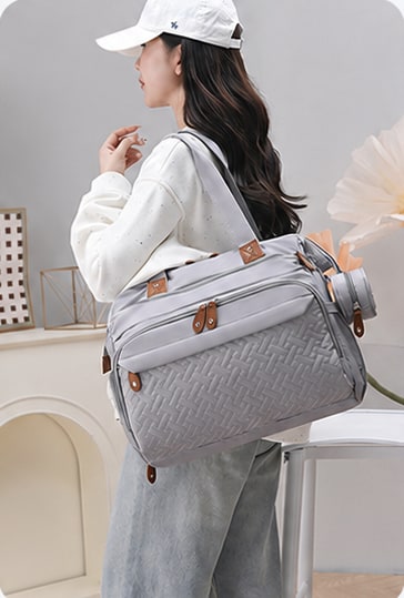 Sac à langer Securidou porté à l’épaule