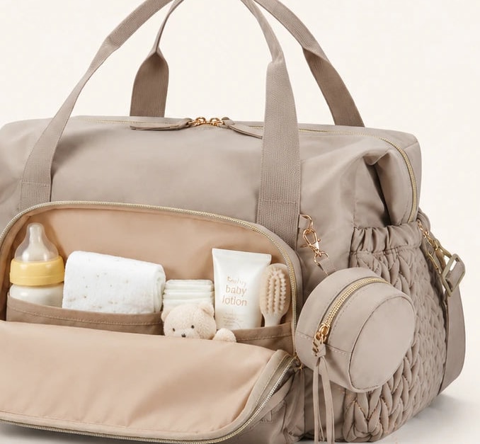 Grande poche avant ouverte du sac de maternité Securidou, avec sa pochette tétine