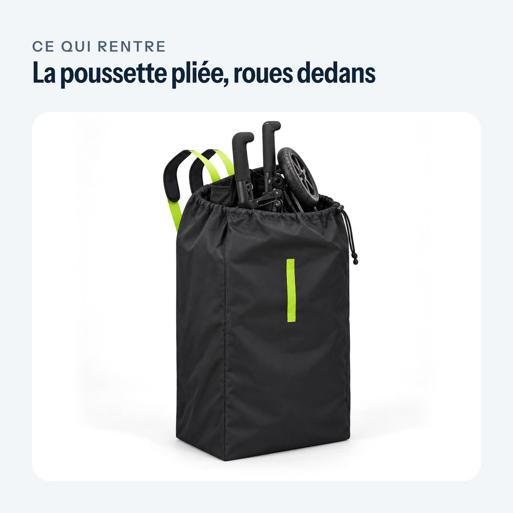 Sac de transport ouvert, une poussette pliée à l’intérieur