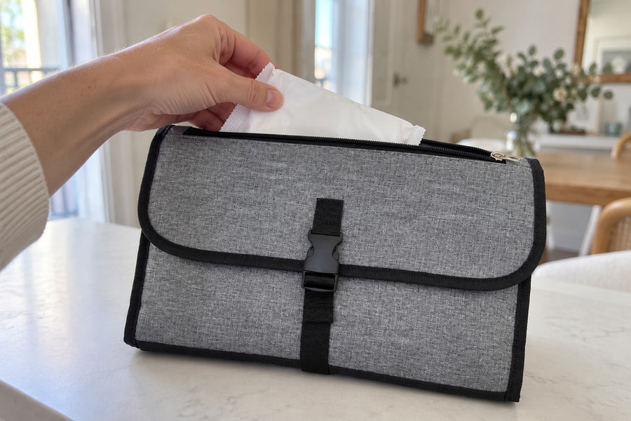 Lingettes sorties de la poche zippée du tapis à langer nomade Securidou